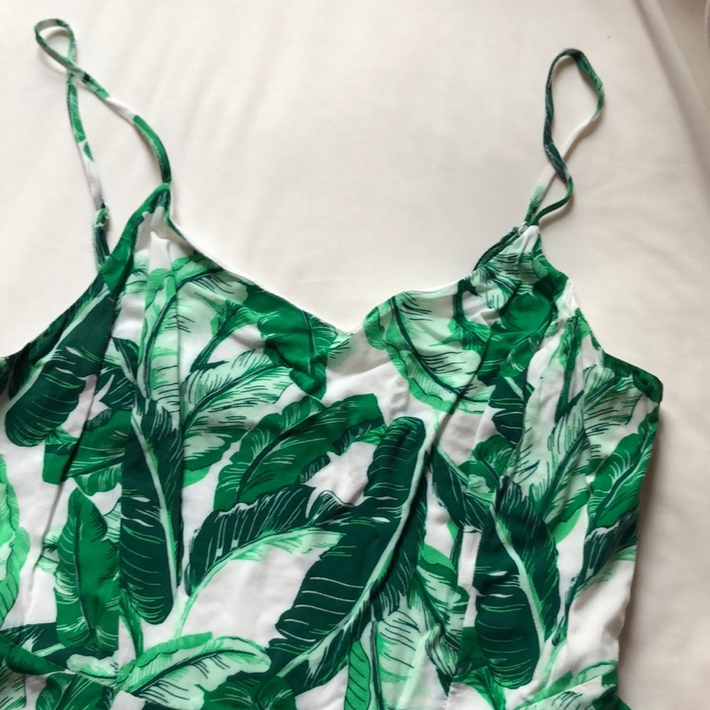 Knee-length leaf print dress with spaghetti straps